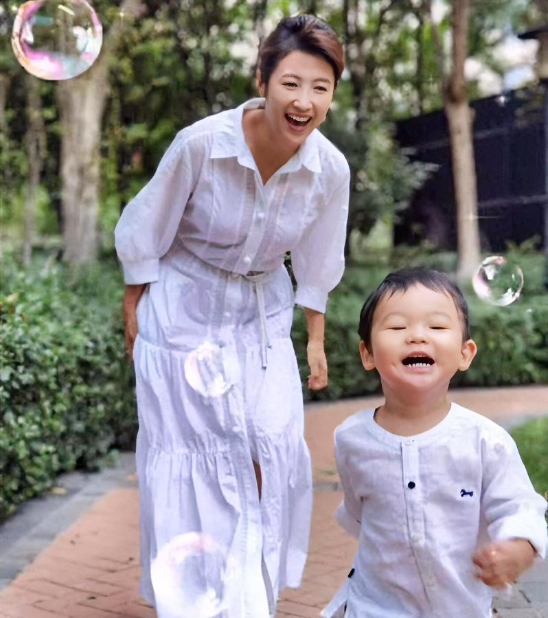 主持人徐春妮：我这辈子最正确的决定，就是为刚强生了个大胖小子！6岁儿子圆脸俩酒窝