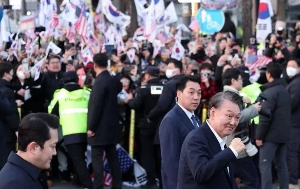 尹锡悦支持率涨了。

根据韩国最新的民调显示，在面向1507名民众进行的调查中，