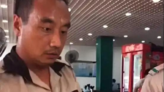 农民工大哥面馆吃面，老板给他们每人多放一勺肉