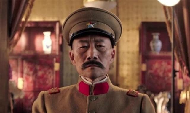 1891年，16岁的张作霖落难乞讨，孙寡妇看中了他，解开衣扣，掏出一块腰牌给他“