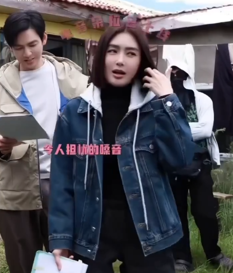 原来秦岚的嗓子是和钟汉良一起拍《亦舞之城》时哑的，后面就是大家看到的上花少那样了