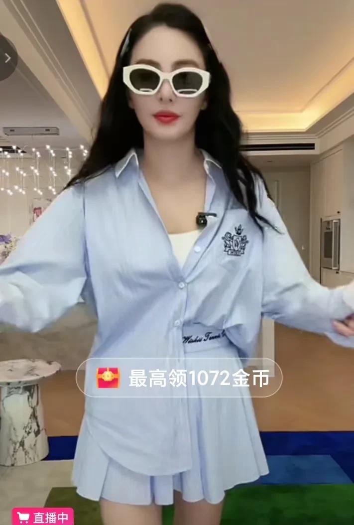 张雨绮的团队，好有眼光。
他们选中了一套合适的衣服，给了张雨绮展示自己特点的空间