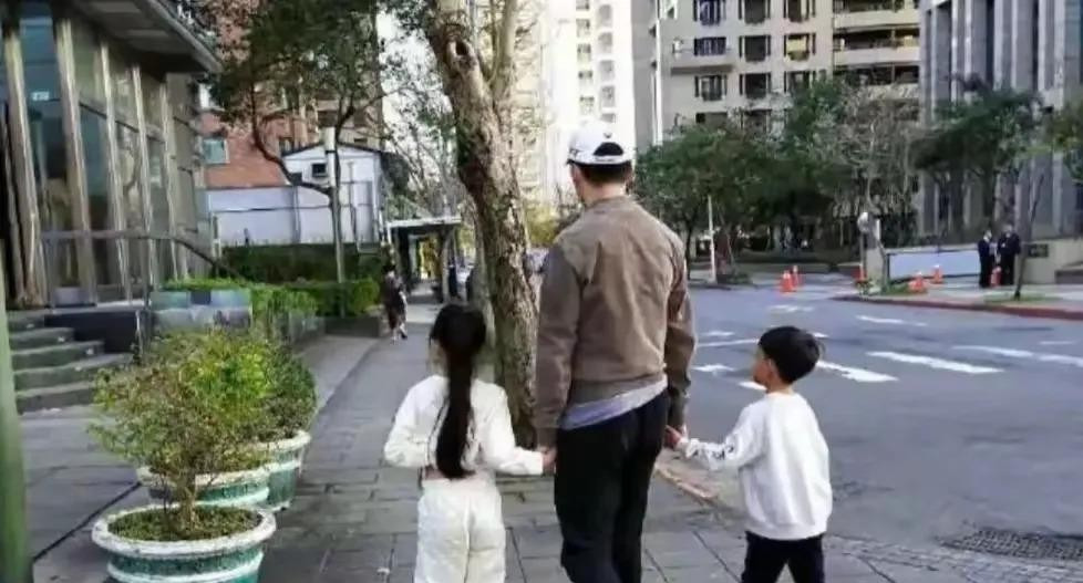 汪小菲和大S家风波











你敢信？大S出事那天，汪小菲被指责对S