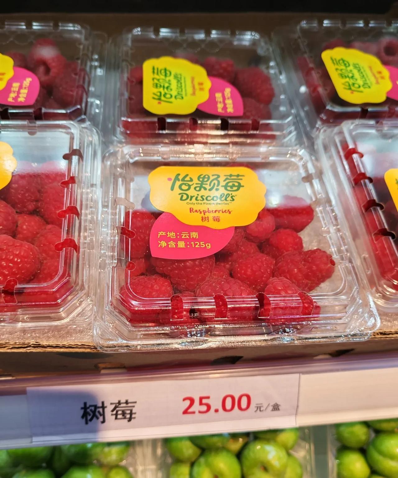 难怪小时候觉得很幸福，原来曾漫山遍野狂吃到吐的树莓100元一斤。
夏天是个吃水果