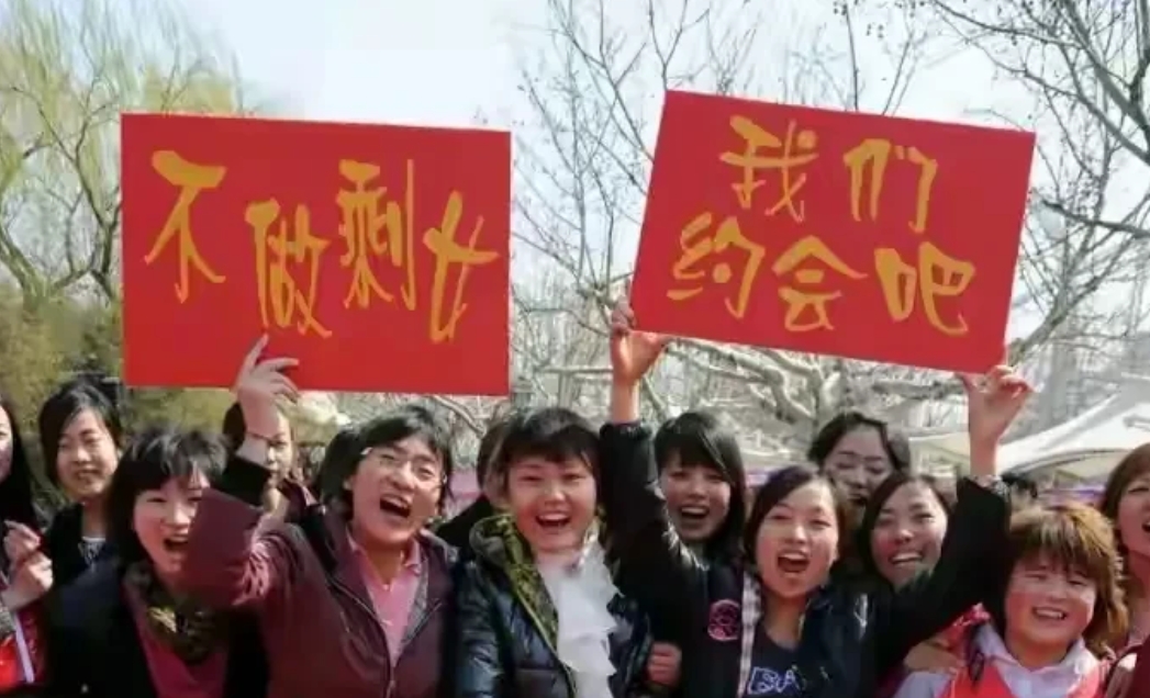 湖北武汉，有一名男子到公园跑步，在公园看到有人在组织相亲活动，现场围满了前来相亲