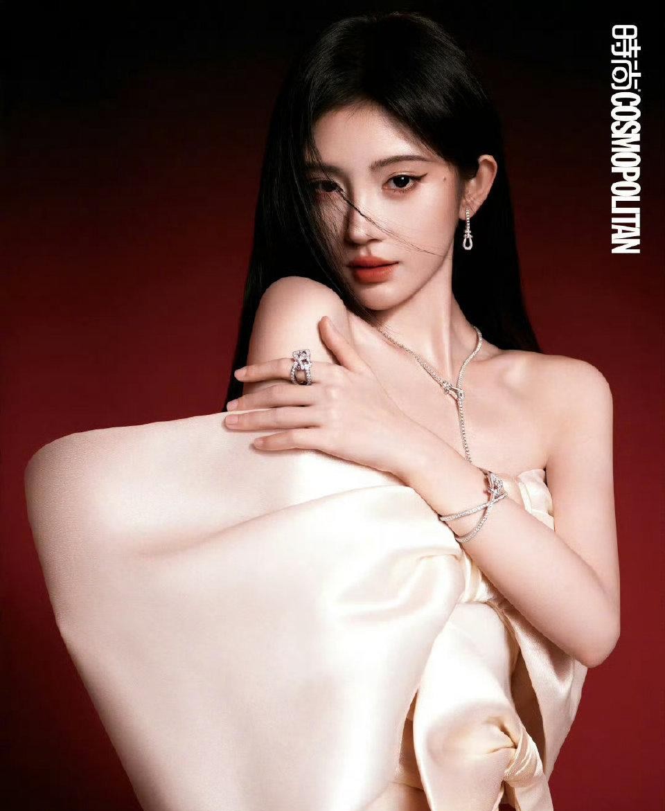 鞠婧祎的首封五大Cosmo，时尚表现力挺强的，不怪乎能拿下LV的抬头。