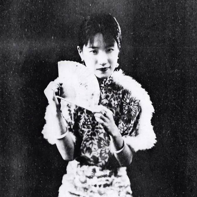 1965年62岁陆小曼去世。
翁瑞午的长女翁香光闻讯赶来，见四下无人，迅速解开陆