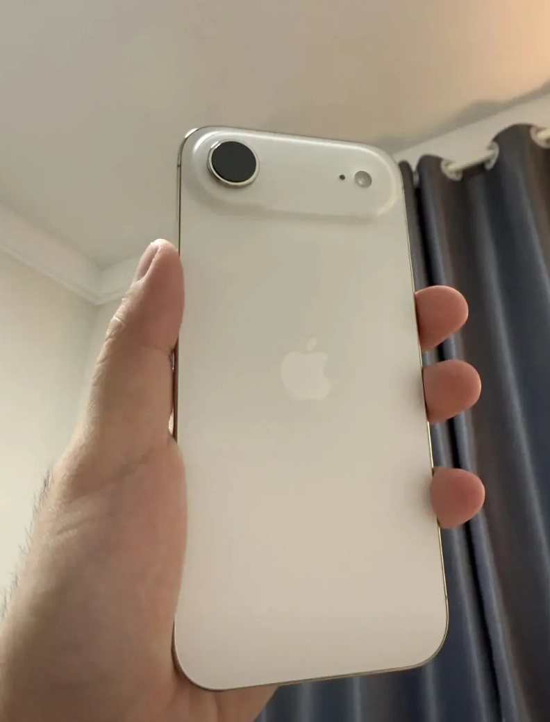 iPhone Air，就是我近三年用过最舒服的手机
就像钟文泽说的那样，“如果说