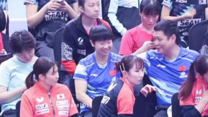 友谊比金牌动人！张本美和与中日女团合影, 莎莎比剪刀手笑容治愈