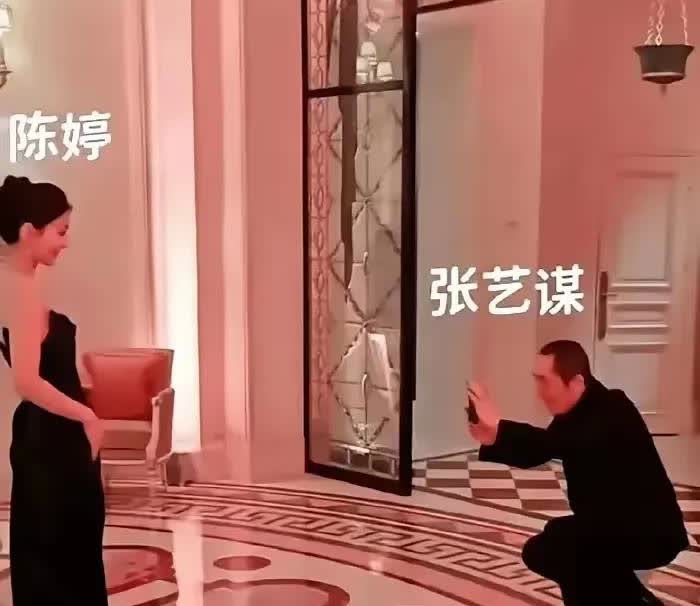 看看现在的张艺谋，成了妥妥的崇妻魔了。陈婷做他身后的小女人，带着三个娃娃在杭州默