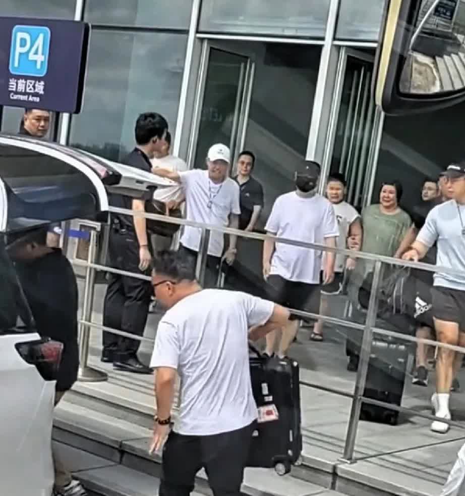 郭德纲一家三口被偶遇，妻子王惠美丽大方牵着儿子郭汾阳。郭德纲老师走在前面和路人打