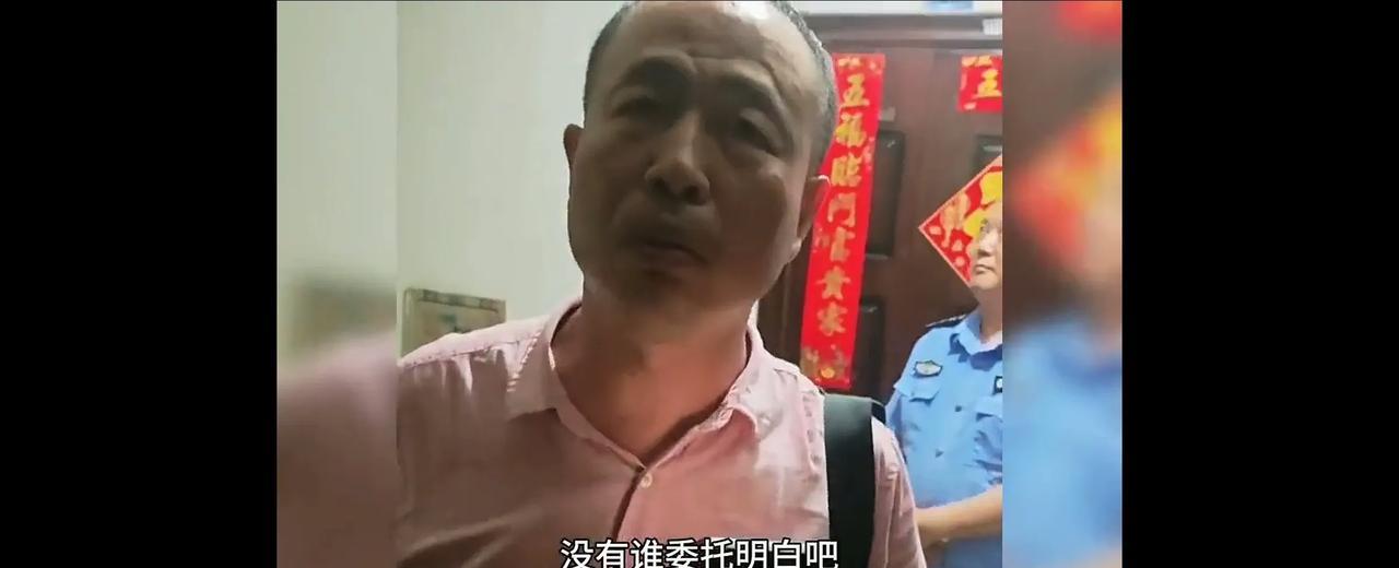 视频都看了吧，这个带着3个穿制服的警察，深夜上门，教训发视频的博主，让他“好自为