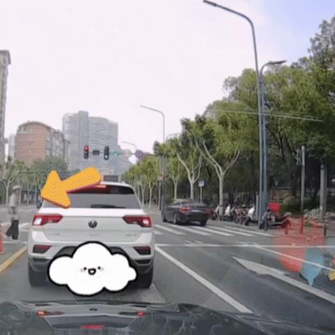 死亡磕绊，你闯他抢，一个巴掌拍不响，孰是孰非自己想。斑马线上，老人闯红灯到中心线