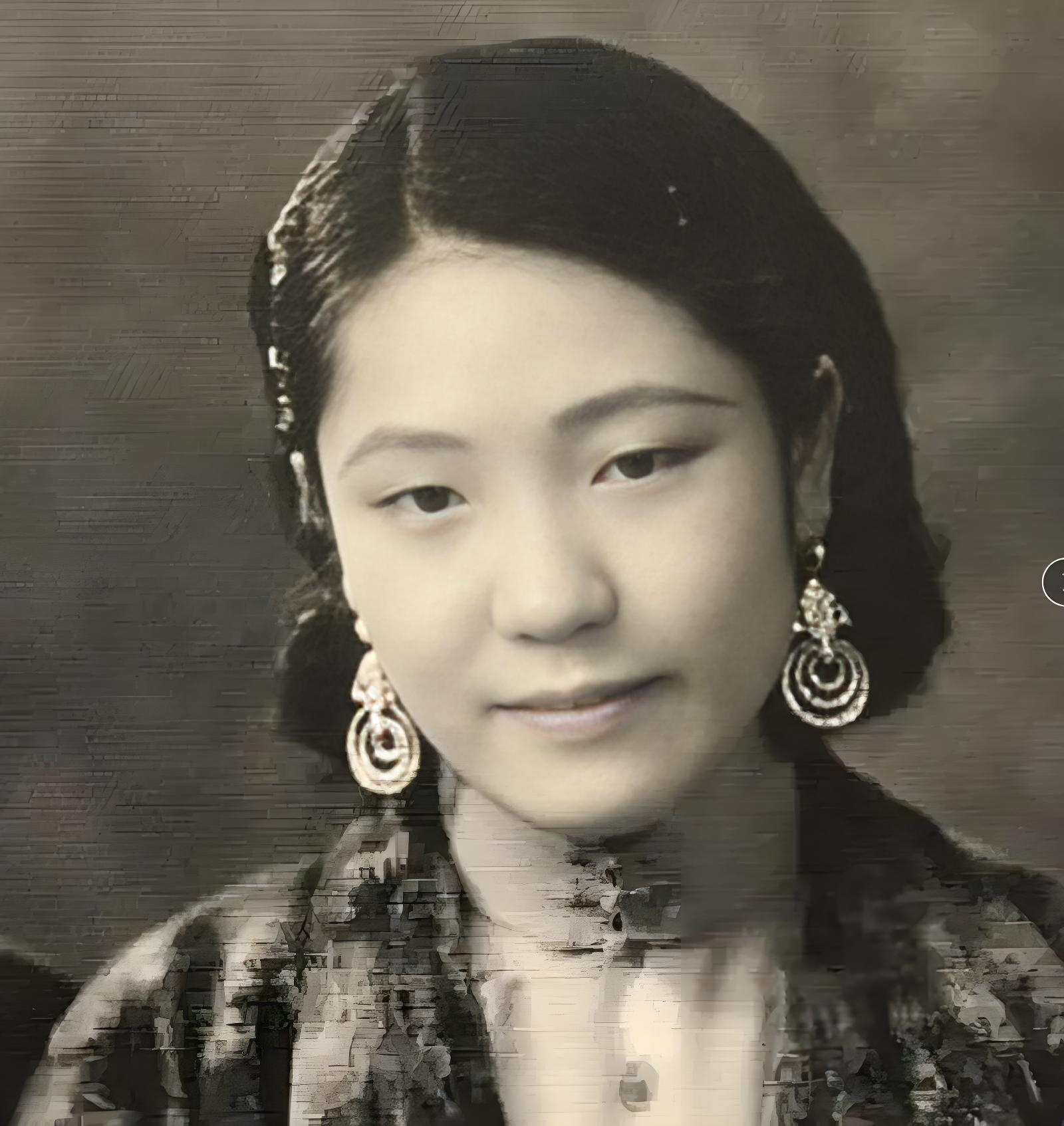 1917年，莫秀英因不能生育被丈夫驱逐，为谋生不得不在花楼卖唱为生，没想到一个国