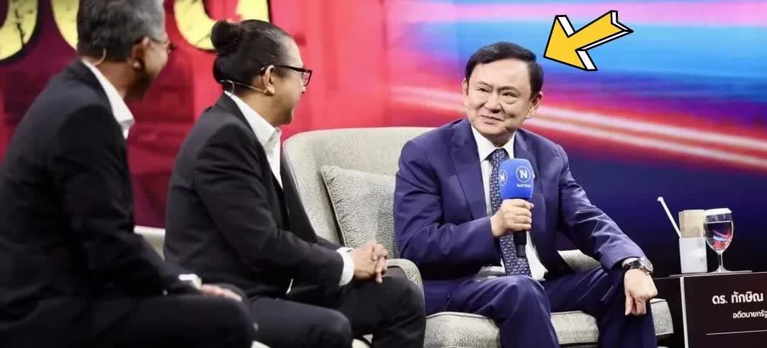 沉默了一个月的他信终于出现了，他出席泰国某电台的专访，面黄如蜡眼睛也是浮肿，估计