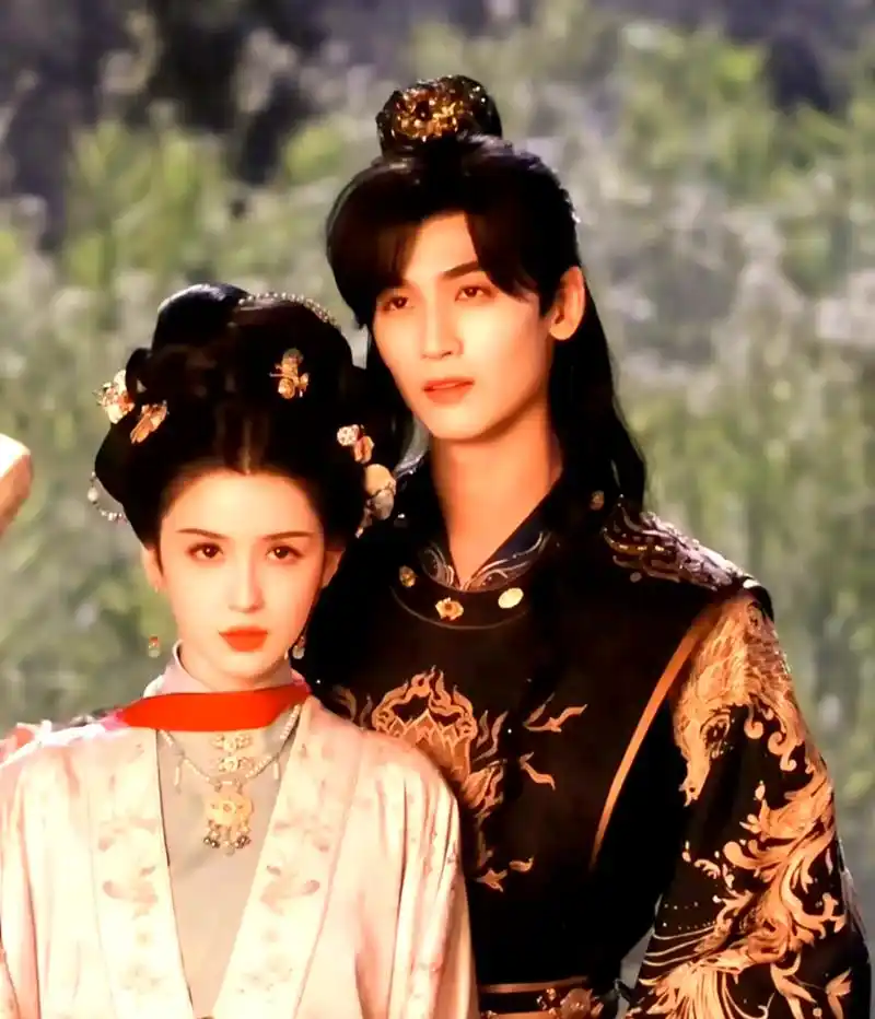    看完了《锦月令》，温暖轻松的小甜剧，男女主造型非常不错，在俩主角本就美貌的