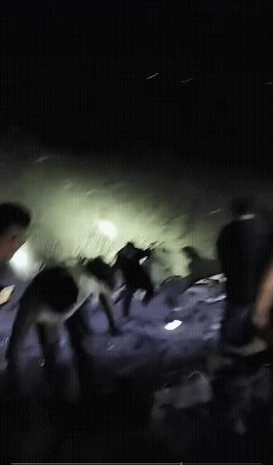 钓鱼的突然遇到了地漏。有人还在忙着捡鱼，急得有一位妇女大喊:“快走！快走！”
一