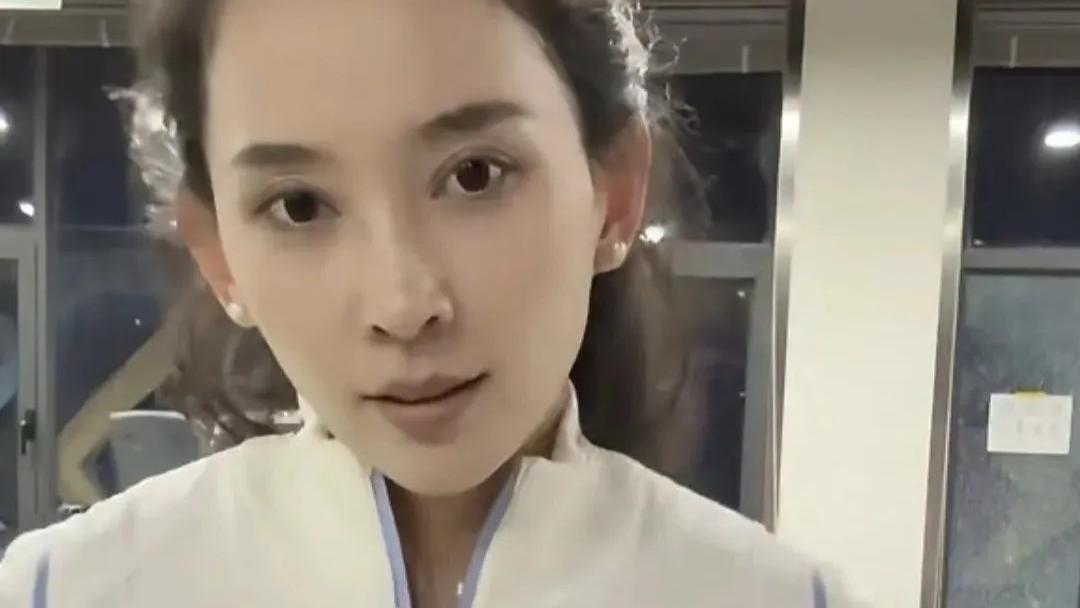 34 岁森林北晒健身照，白色紧身衣配鲨鱼裤身材窈窕，网友：汪峰眼光真毒！