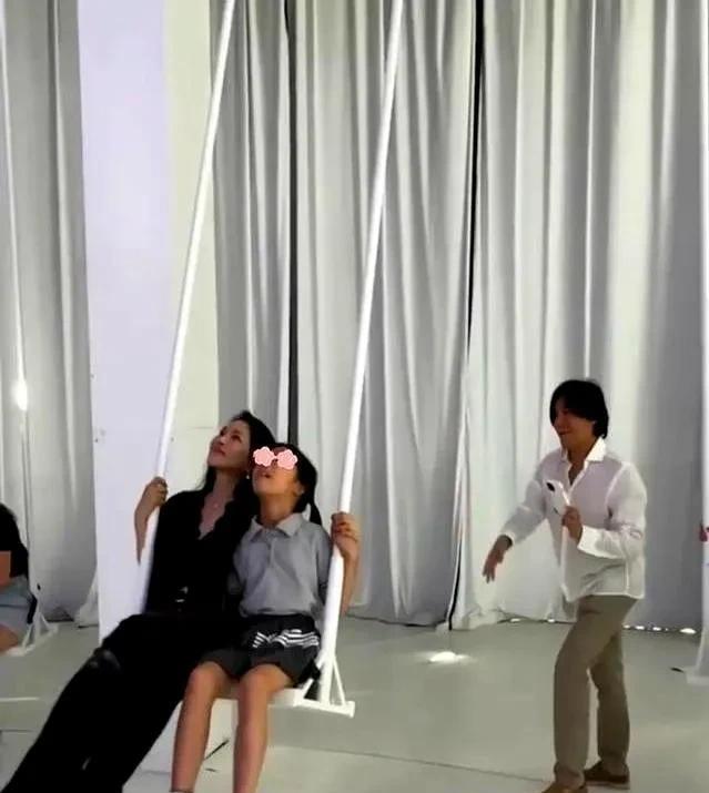 伊能静一家三口巴黎度假，秦昊肩扛女儿采果，温馨有爱