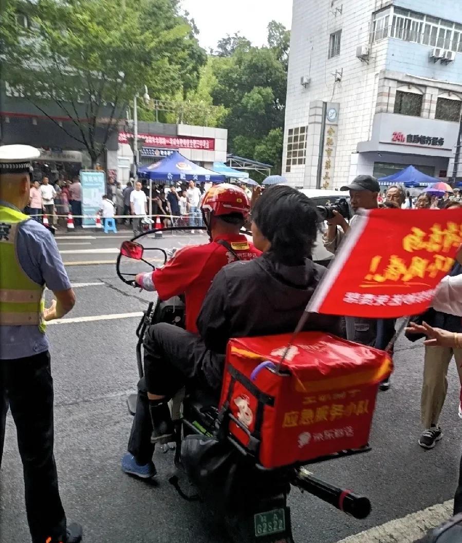 刘强东啊刘强东  
这一次，我必须好好夸夸你！  
高考首日，京东外卖在全国近5
