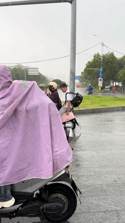小孩哥：妈妈下雨了你知道吗？
妈妈：废话，你没看到我都穿雨衣了吗！