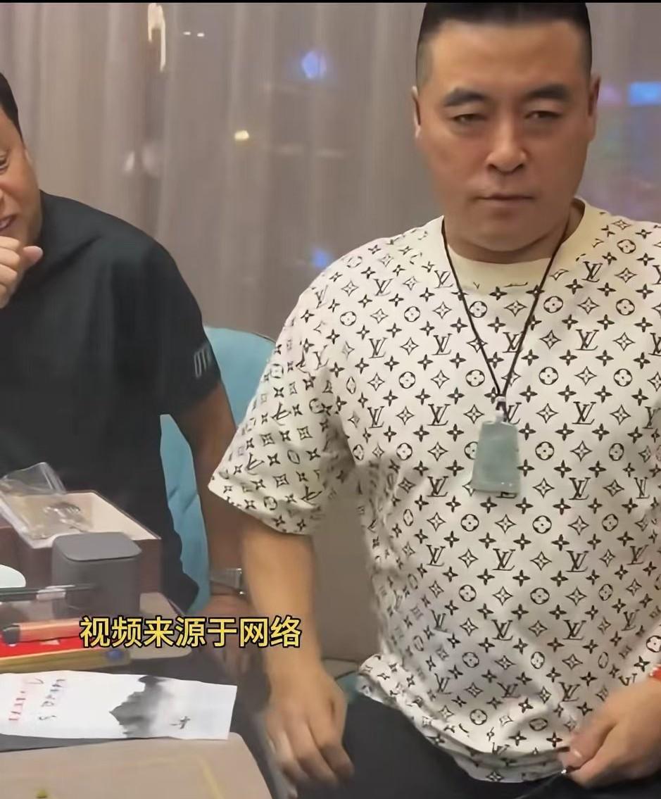 魏三直播间放狠话了，说那块翡翠砸碎了也不给娇娇。
2023年娇娇送她的蓝冰种翡翠