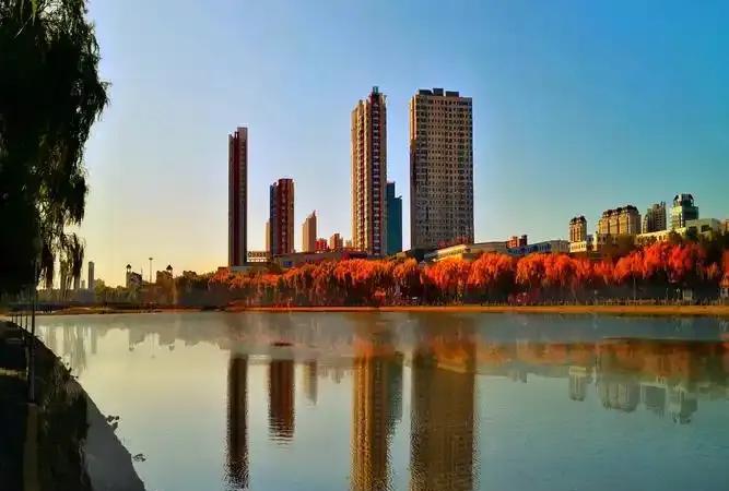 在一个地级小城市，副高级教师每月工资基本达到了7000元以上。
那是怎样的生活水