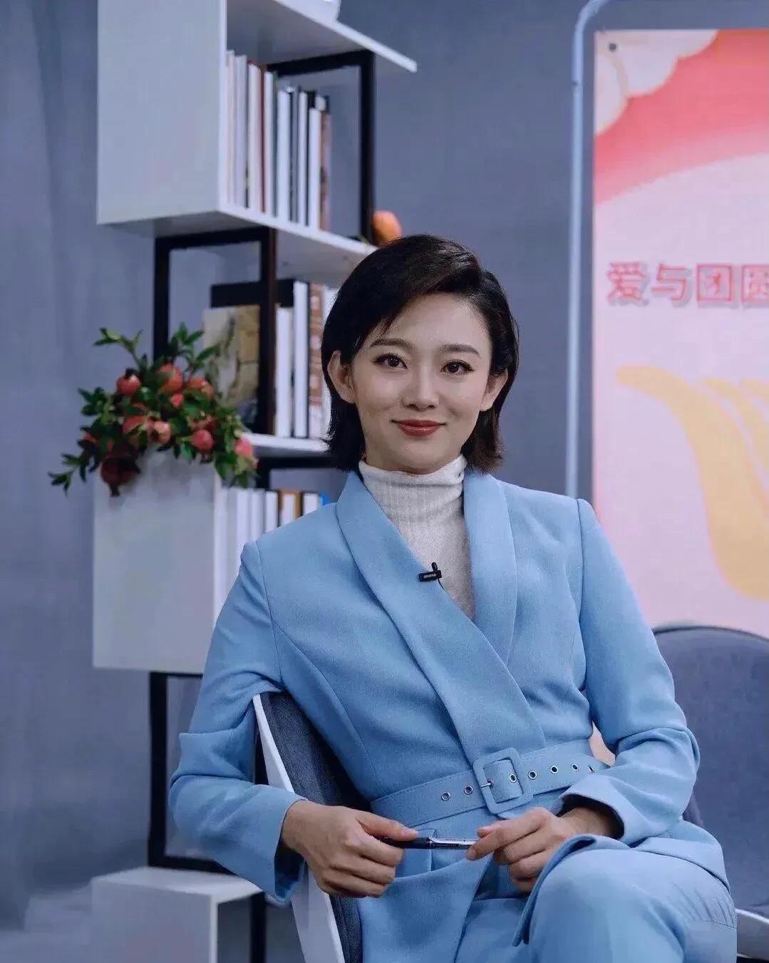 央视的主持人除了董卿，她就是我最喜欢的一位主持人了。她五官是360度无死角的美，