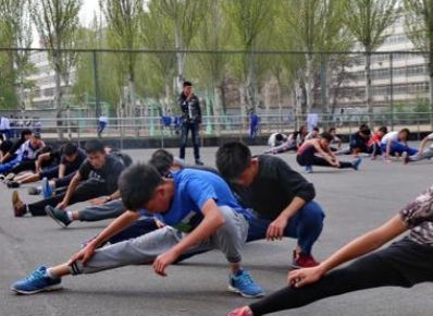 江苏扬州，五年级的男生程某，上体育课时跟着老师做跳跃训练，结果放学后脚疼得厉害。