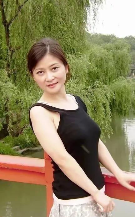 朱晓琳，1969年生于江苏扬州，中国内地女歌手。她自幼热爱唱歌，天赋出众。198