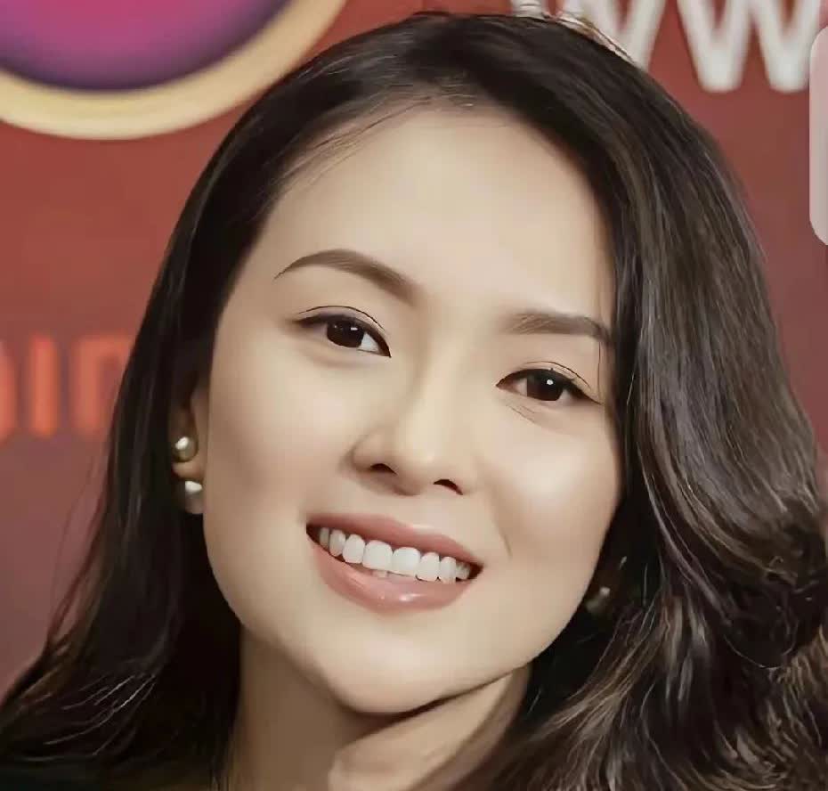网友们，今儿咱就聊聊章子怡跟森林北，到底谁更美！章子怡那模样，又灵又鲜活，瞅一眼