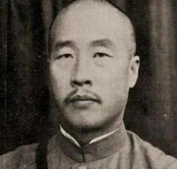 30年代的山东，有一天，韩复榘偷偷摸回自己二姨太的房间，在门口就听到了男女的嬉笑