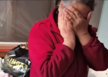 河南男子半夜下班回家，发现一年轻小伙和老婆躺在一张床上。男子见状恼羞成怒，抄起家