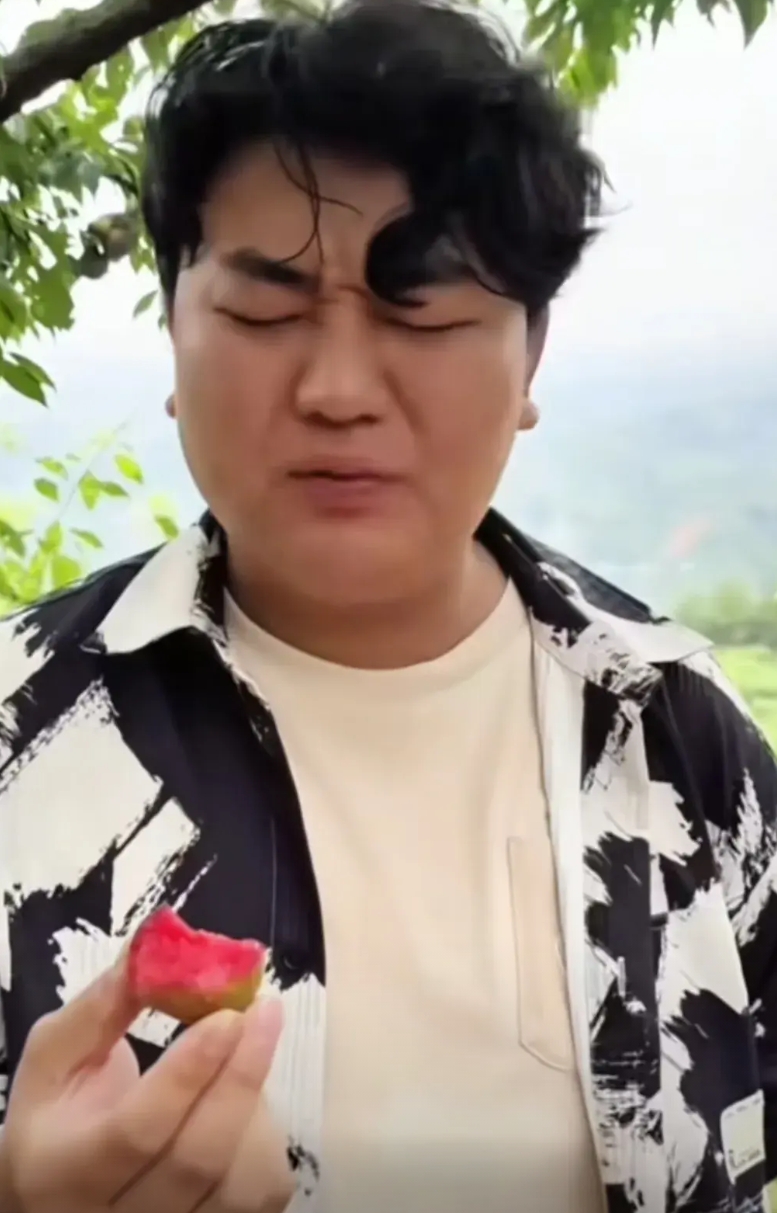 全红婵哥哥全进华直播带货，这次卖的是李子。只见全进华吃了一个，酸的皱起眉头。接下