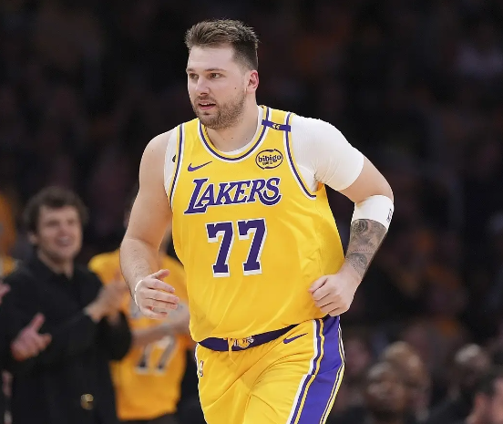 湖人三连胜期间，先不讲对手的强弱
东契奇确实放权了，詹姆斯的球权增加，整体球权运