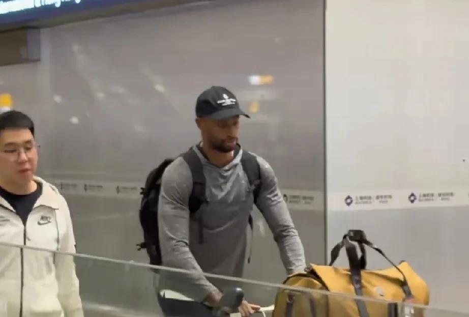 弗格落地上海，开启新赛季上海男篮之旅！
前辽宁男篮外援弗格目前已经抵达上海，准备