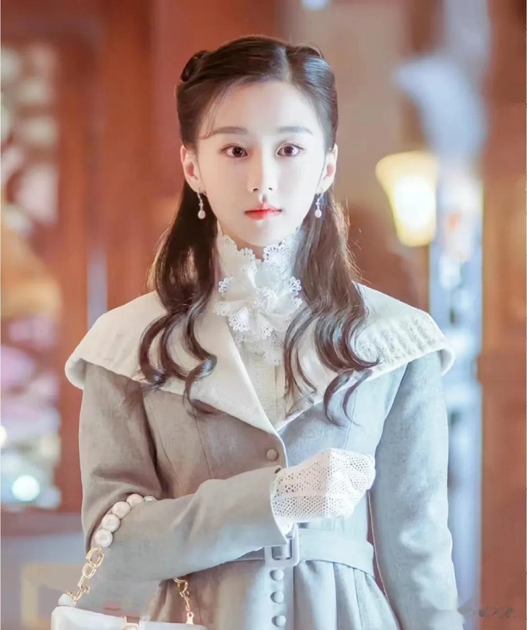 包上恩的脸是刘亦菲+景甜的结合体，妥妥的清纯甜美，现在还太年轻，婴儿肥，等以后会