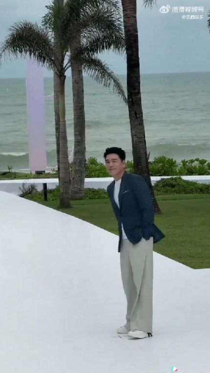 王耀庆，穿着西装配休闲裤加运动鞋，缩着脖子低着头，一路扭动着走红毯，随意洒脱的样