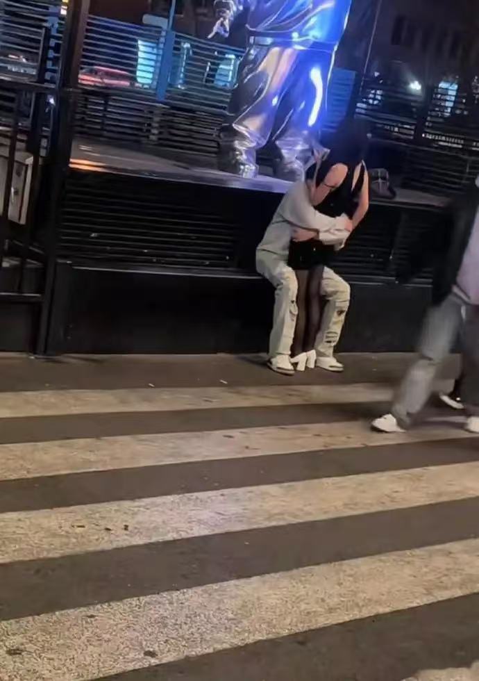 网友：这是在外面，不是在家里