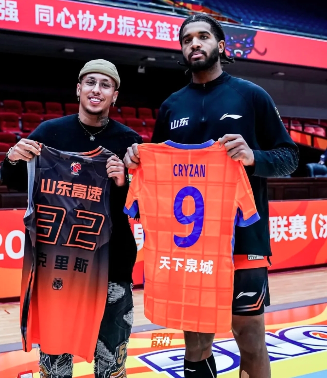 山东足球与篮球两大核心球员交换球衣