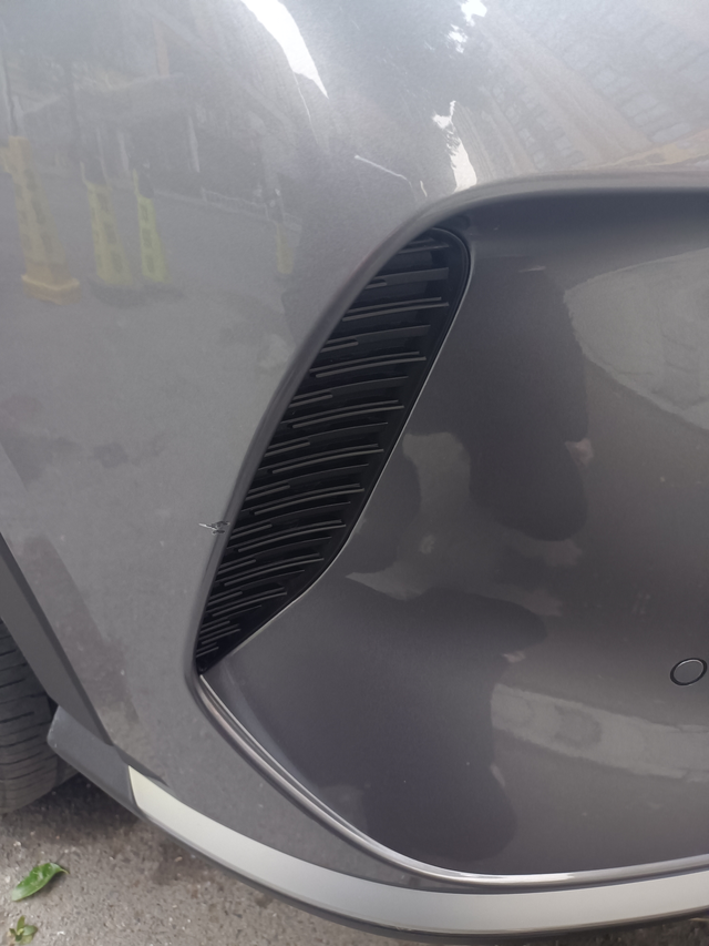 提车刚一周就一血
晚上小区路边车太多，倒车的时候盲区刮到了，大佬们看下要怎么处理