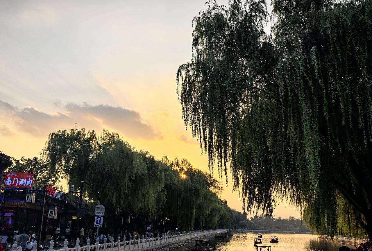 二十年华守国疆，千禧之夏到中央。
常经后海青砖巷，勤看前门红太阳。
绿水湖堤添浩