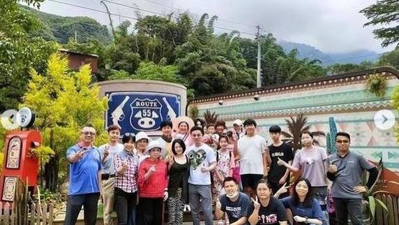 许雅钧妈妈和姐姐一起去国外散心，未见小S身影