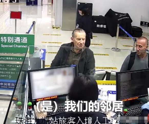 老外为证明中国好，没有撒谎，带邻居来中国旅游。

老外表示：“我说中国特别好，他