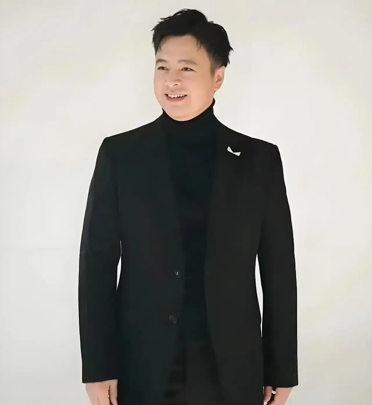 褚栓忠终于熬出头了，他终于在3月31日中央电视台综合频道播出的电视剧《青山是故乡