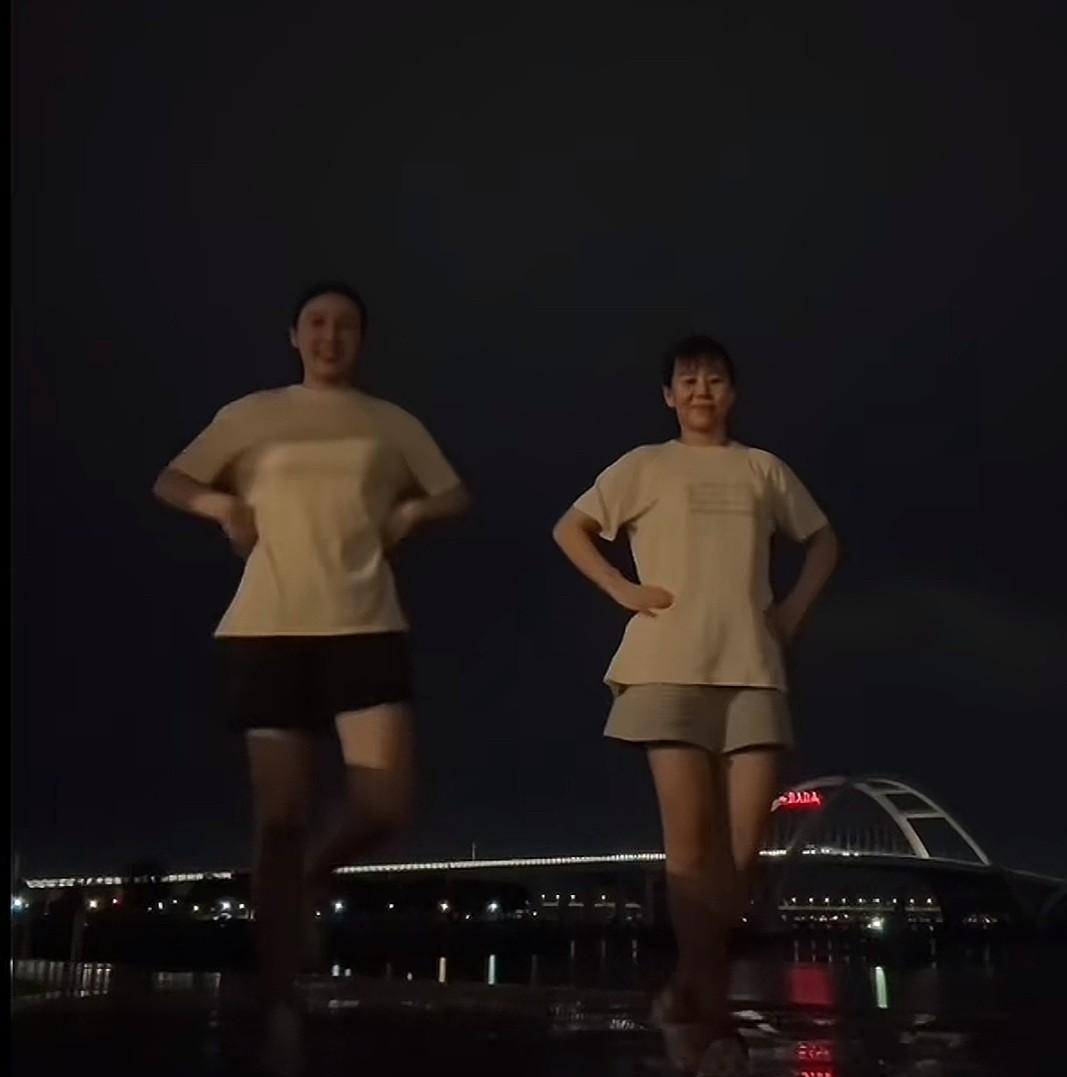 国乒也是有自己的女逗比了，陈幸同、钱天一深夜路边跳舞，铜钱组合就跟斗鸡一样，关键