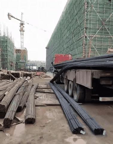 工地上来了一车直条钢筋，本来卸钢筋应该是厂家自己配有汽车吊来的，但是今天没有汽车