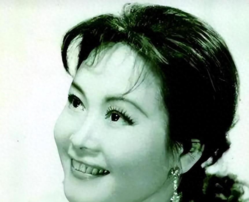 李谷一再婚嫁给肖劲光之子，岳父来作客时，肖：你可是我的保护伞
1975年暮春，李