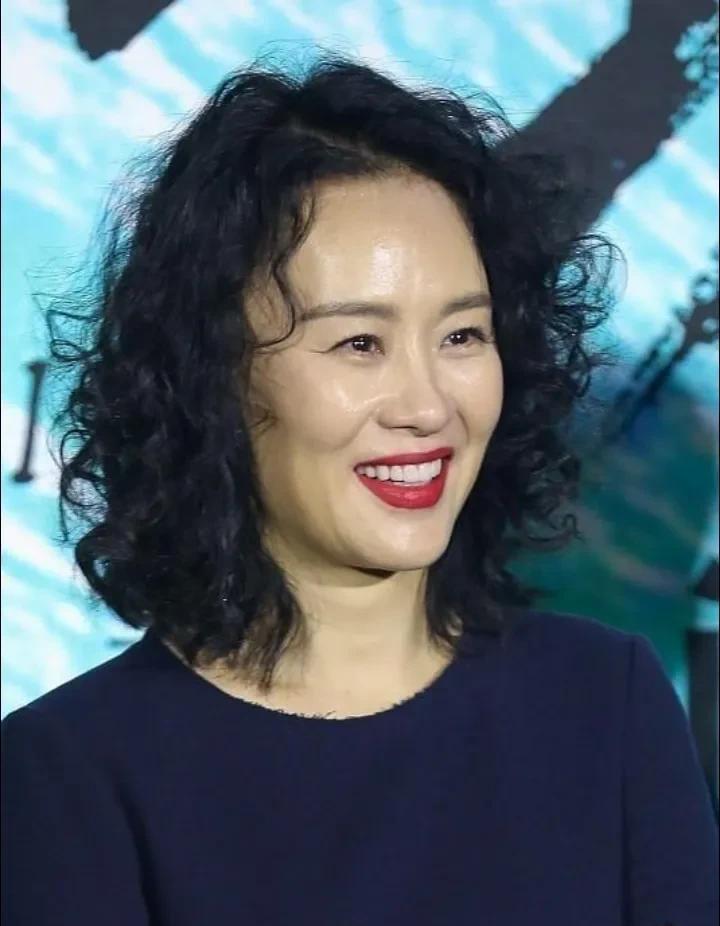 她相貌并不算惊艳，但独特的气质和风格远超梅婷、咏梅。谁也没想到，9次试管失败，最