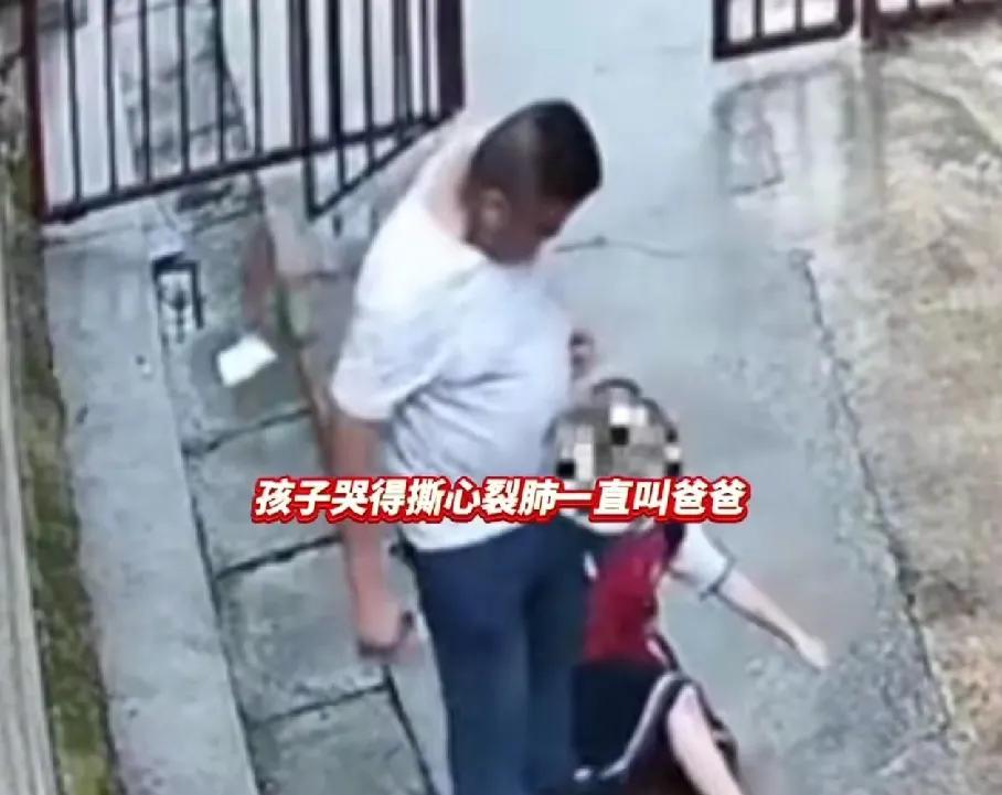 刷到一段特别让人揪心的监控，
小女孩放学回家路上被一陌生男子拖拽，路上女孩撕心裂